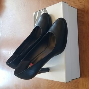 Nine West Ladies Black Leather Heels